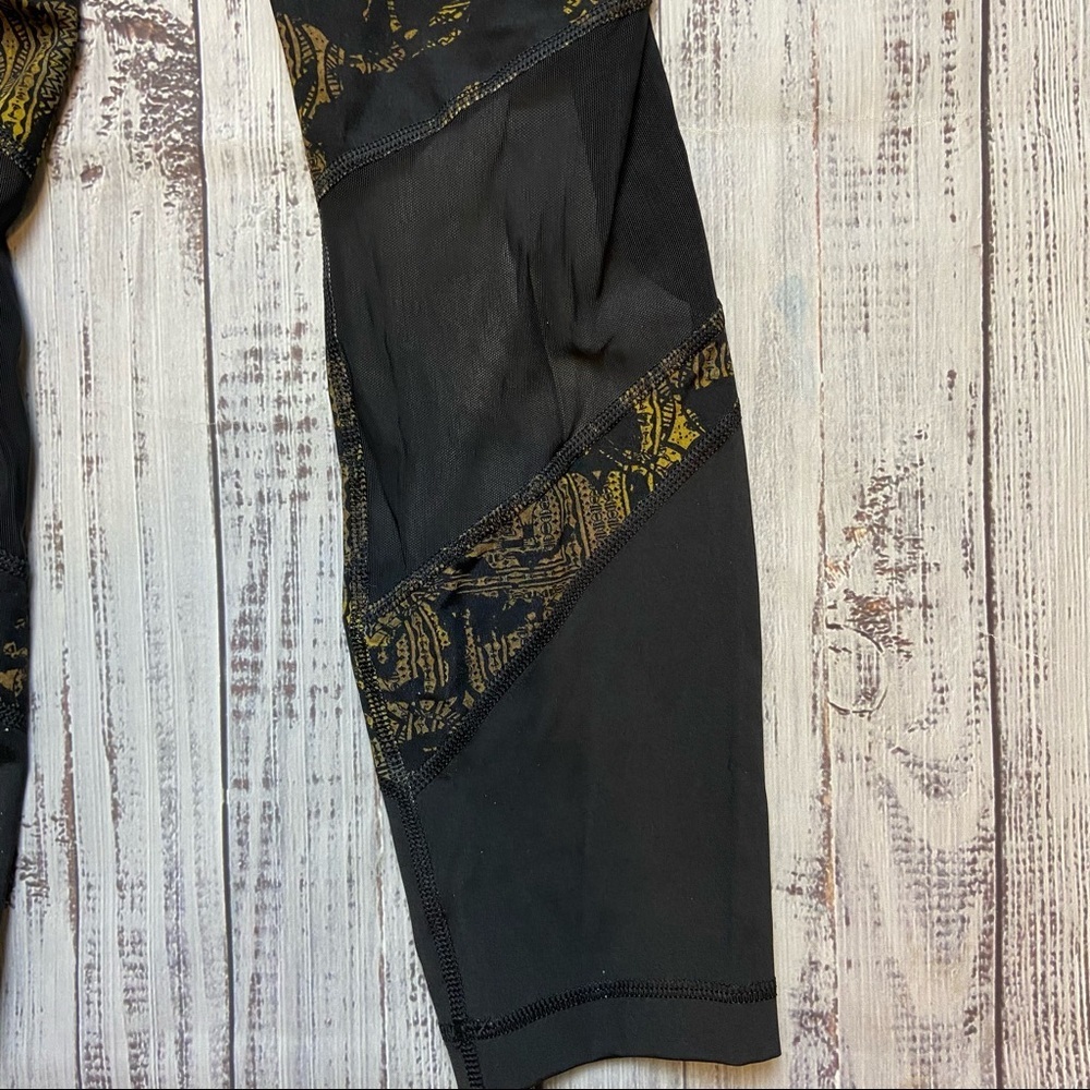 Lole Burst Black and Gold Print Ankle Leggings. Size Small. EUC - Picture 7 of 13